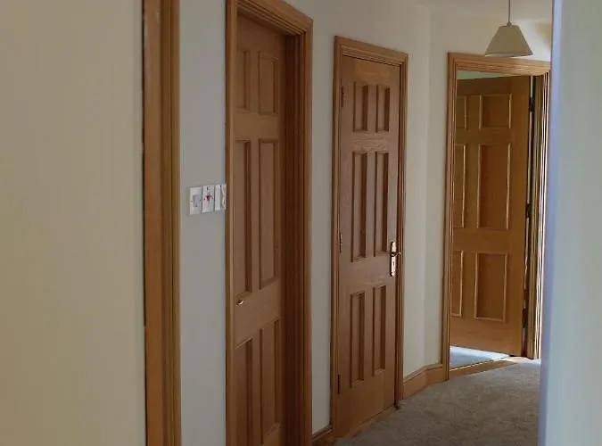 4 The Mews Атлон