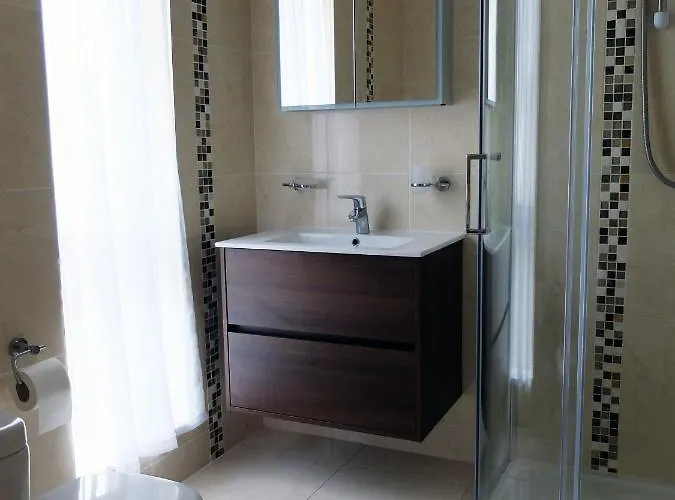 4 The Mews Атлон